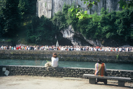 Lourdes---Rosary-procession-2